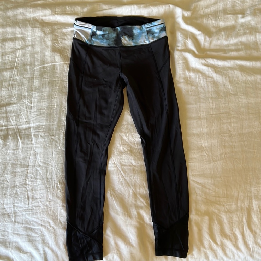Lululemon Athletica mid-rise reflective running leggings.